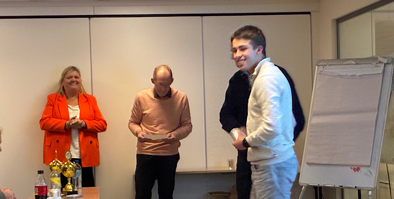 Sondre Momrak f&aring;r pris fra friidrettens venner.jpg