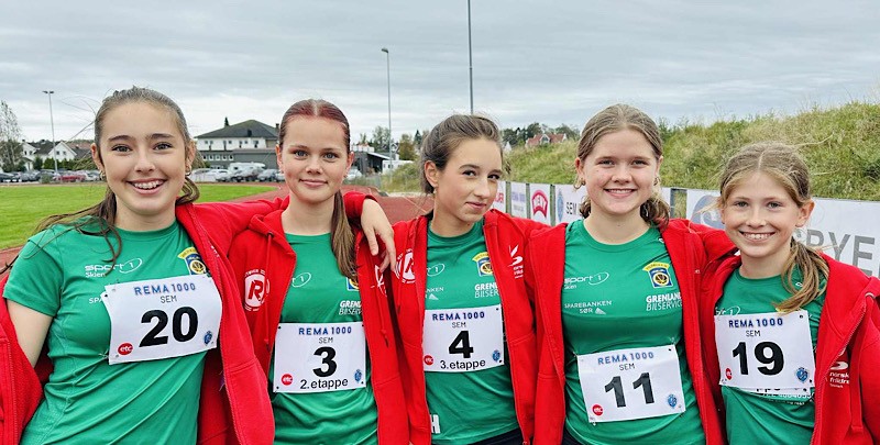 herkulesjenter og en del av vinnerlaget foto rikke.jpg