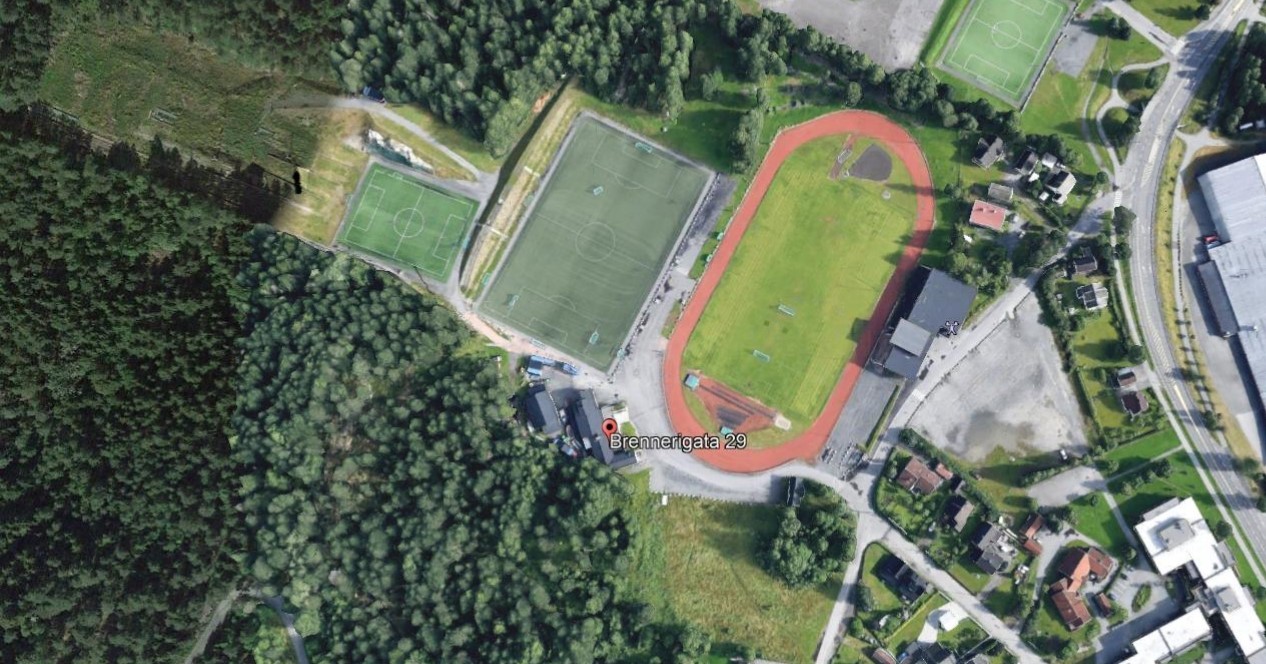 Slik fremstår Kongsberg Idrettspark på ”Google earth” idag. Om noen år får byen ny bane for friidrett. Med fast dekke!