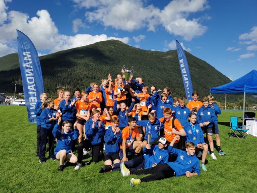 LERØY pokal utdeling.jpg