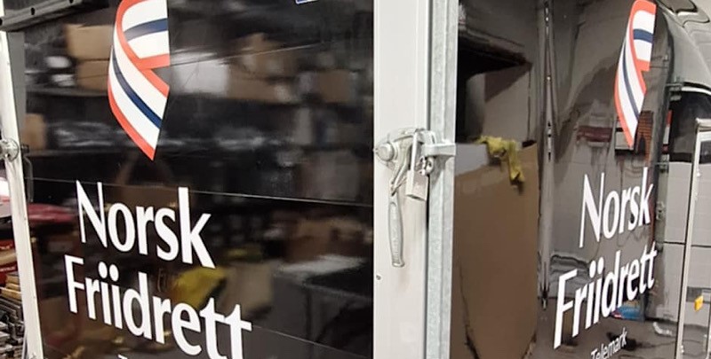 Hengeren har fått på den nye logoen
