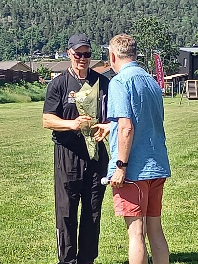 svein inge valvik får blomster.jpg