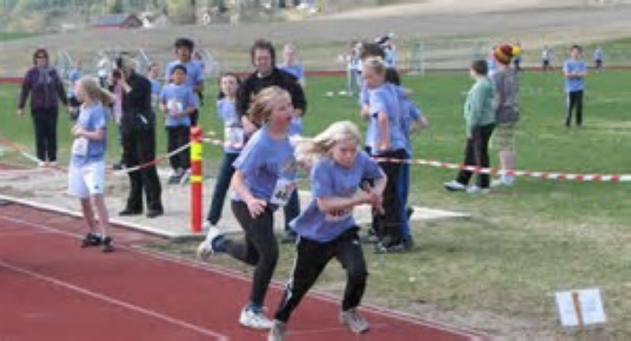 1660 elever i Telemark har løpt Tinestafett i dag